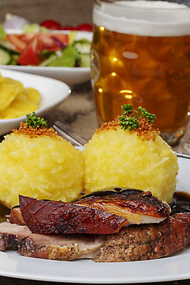 포토 JPG 해외이미지 접시 음료 음식 오렌지 부분 감자 맥주 육류 돼지고기 요리 사람없음 목재 초록색 식사 저녁식사 거품 샐러드 머그컵 시골 신선 돼지 그릴 상추 자르기 굽기 허브 허리 어깨 준비 레시피 로즈메리 점심식사 경단 바이에른 바이에른사람 해외202004 해외포토 나무 식물 식기 컬러 채소 과일 식재료 재료 포유류 모션 주방용품 주류 독일 신체부위 컵 구이 파일형식 이미지허브