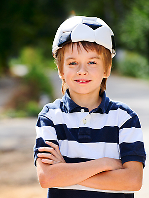 포토 JPG 해외이미지 백인 1 라이프스타일 응시 유럽 어린이 남학생 스포츠 포즈 유니폼 장난 공 건강 한명 서기 미소 사람 소년 야외 세로 여름 머리 축구 기쁨 게임 부채 캡모자 플레이어 해외202004 해외포토 서양인 모자_잡화 학생 시선 옷 계절 남자 감정 나라 모션 놀이 표정 생활 신체부위 구기 파일형식 이미지허브