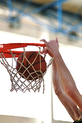 포토 JPG 해외이미지 손 농구 농구공 실내 아웃포커스 신체부위 운동 잡기 농구대 팔 농구장 덩크슛 해외포토 공 스포츠시설 모션 촬영기법 건강 사람 내부 구기 골대 파일형식 이미지허브