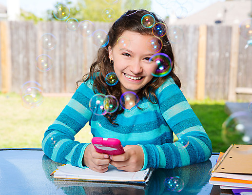 포토 JPG 해외이미지 백인 학생 여자 교육 행복 문화 어린이 생각 인터넷 학교 탁자 모바일 휴가 주택 한명 웃음 사람 잔디 야외 책 스마트폰 핸드폰 울타리 공책 거품 표현 책상 비누 뒤뜰 지능 학자 해외202004 해외포토 서양인 식물 직업 1 감정 가구 문구용품 표정 건물 전자제품 스마트기기 담장 위생용품 파일형식 이미지허브