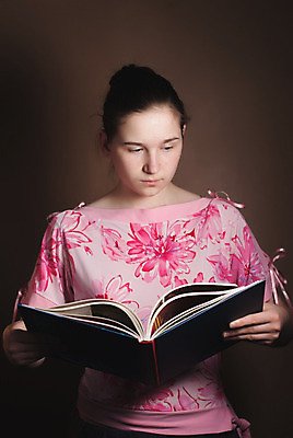 포토 JPG 해외이미지 학생 여학생 생각 휴식 갈색머리 한명 사람 성인 책 스터디 체험 문학 배려 심각 해외202004 해외포토 1 헤어스타일 여자 컨셉 학습 파일형식 이미지허브