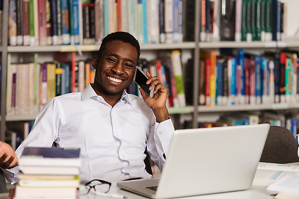 포토 JPG 해외이미지 학생 라이프스타일 교육 남자 행복 여유 대학생 비즈니스 통신 학교 청소년 모바일 실내 대화 한명 서기 웃음 사람 인종 10대 스마트폰 검은색 잡기 비즈니스맨 도서관 스마트 대학교 카피스페이스 해외202004 해외포토 1 감정 컬러 컨셉 모션 표정 말하기 내부 생활 핸드폰 스마트기기 공백 직장인 파일형식 이미지허브