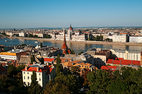 포토 JPG 해외이미지 나무 유럽 여행 건축양식 하늘 지붕 아파트 사람없음 건물 세로 여름 강 도시풍경 햇빛 교회 여행객 젖음 헝가리 랜드마크 명승지 부다페스트 해외202004 해외포토 식물 건축물 계절 건축 나라 종교건축 주택 사람 풍경 태양 도시 동유럽 파일형식 이미지허브