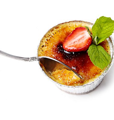 포토 JPG 해외이미지 그릇 딸기 단면 실내 근접촬영 사람없음 숟가락 민트 흰배경 크렘브륄레 해외202004 해외포토 식기 뷰포인트 백그라운드 과일 디저트 수저 내부 흰색 허브 파일형식 이미지허브