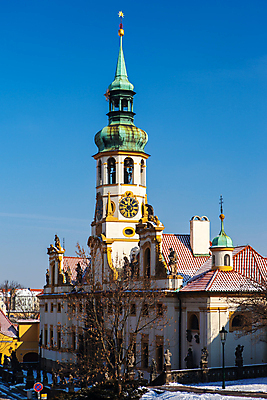 포토 JPG 해외이미지 구름 건축물 유럽 종교 시계 여행 건축양식 하늘 사람 풍경 사람없음 야외 건물 도시풍경 햇빛 태양 탑 탐험 도시 중세 역사 체코 프라하 동쪽 랜드마크 옛날 회랑 해외202004 해외포토 자연요소 건축 나라 복도 방향 파일형식 이미지허브