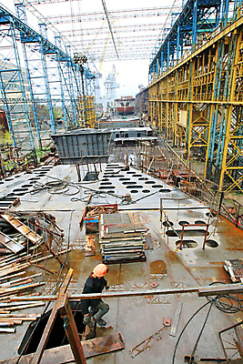 포토 JPG 해외이미지 직업 외관 유럽 산업 바다 교통시설 노동자 건조 항해 사람 사람없음 건물 물 항구 기계 일몰 화물 업무 작업 보트 수리 제조 컨테이너 갑판 조선소 묘사 기중기 함선 상업 포트 무거움 닻 복원 우크라이나 철강 방식 해외202004 해외포토 자연요소 건축물 나라 교통 배_교통 노을 운송업 중장비 무게 시설 파일형식 이미지허브