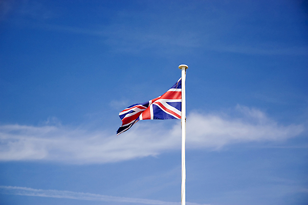포토 JPG 해외이미지 구름 배너 물결 곡선 자연 하늘 바람 잉글랜드 사람없음 빨간색 파란색 흰색 깃발 기둥 사인 봉 애국심 해외202004 해외포토 자연요소 건축 선 컬러 날씨 영국 생태계 파일형식 이미지허브