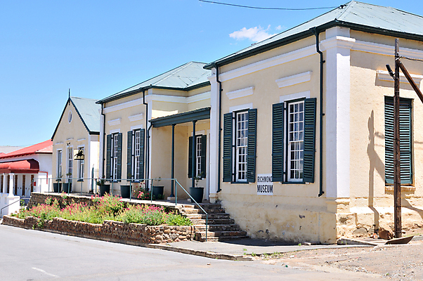 포토 JPG 해외이미지 건축양식 창문 아프리카 사람없음 건물 초록색 노란색 문 계단 흰색 도시 역사 박물관 타운 남아프리카 해외202004 해외포토 건축물 건축 나라 컬러 파일형식 이미지허브