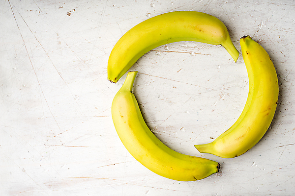 포토 JPG 해외이미지 음식 과일 탁자 바나나 건강 사람없음 초록색 노란색 껍질 흰색 원형 구성 정물화 해외202004 해외포토 도형 컬러 가구 그림 파일형식 이미지허브