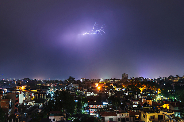 포토 JPG 해외이미지 구름 아시아 하늘 날씨 동양인 풍경 사람없음 여름 도시풍경 계곡 어둠 활발 도시 야간 저녁 위험 번개 볼트 네팔 폭풍 내추럴 뇌우 때리기 스트라이크 요금 카트만두 폭풍우 해외202004 해외포토 자연요소 계절 나라 컨셉 모션 인종 공구 비_날씨 자연재해 파일형식 이미지허브