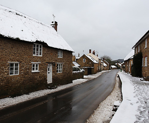 포토 JPG 해외이미지 전통 영어 유럽 도로 백그라운드 겨울 건축양식 자연 영국 잉글랜드 주택 사람없음 야외 마을 추위 흰색 시골 역사 시골집 질감 타운 볏집 눈내림 해외202004 해외포토 문자 계절 건축 나라 길 컬러 교통시설 눈_날씨 건물 도시 생태계 파일형식 이미지허브