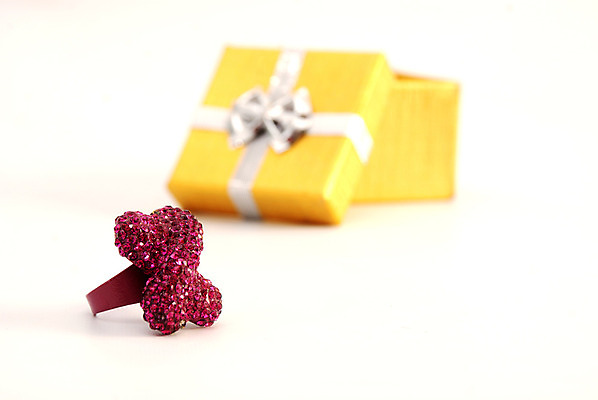 포토 JPG 해외이미지 기념일 결혼 백그라운드 신혼부부 발렌타인데이 사랑 사람없음 빛 반사 금속 바위 흰색 축하 반지 재산 황금 고급 은색 보석 심볼 오브젝트 만들기 다이아몬드 백금 해외202004 해외포토 부부 감정 컬러 컨셉 장신구 모션 데이이벤트 재질 이벤트 금융 돌_바위 광석 신혼 파일형식 이미지허브