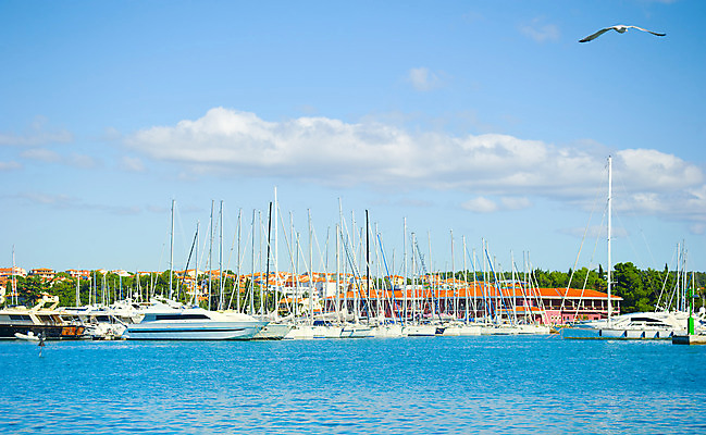 포토 JPG 해외이미지 구름 유럽 바다 여행 요트 자연 휴가 새로움 파노라마 사람없음 건물 물 도시풍경 햇빛 항구 맑음 축제 일몰 카페 흰색 깃발 도시 만 황무지 고급 크루즈 필름 휴양지 함선 해군 모터보트 포트 타운 크로아티아 돛대 렌탈 수평선 해외202004 해외포토 자연요소 건축물 나라 컬러 컨셉 배_교통 교통시설 날씨 군대 촬영기법 풍경 태양 노을 상점 장소 생태계 파일형식 이미지허브