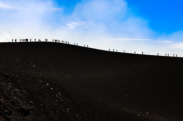 포토 JPG 해외이미지 구름 실루엣 스포츠 여행 배낭 자국 자연 하늘 성공 산 사람 사람없음 야외 햇빛 일몰 산책 등산 트래킹 하이킹 에너지 자유 탐험 바위 정상 모험가 오르기 무료 운동가 절정 필승 하이커 혼자 수평선 해외202004 해외포토 자연요소 컨셉 가방 모션 레저 휴식 촬영기법 태양 노을 돌_바위 우승 생태계 파일형식 이미지허브
