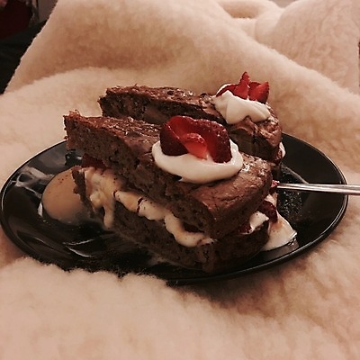 포토 JPG 해외이미지 접시 음식 딸기 사람없음 케이크 사막 달콤 맛 설탕 해외202004 해외포토 식기 컨셉 과일 디저트 파일형식 이미지허브