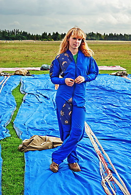 포토 JPG 해외이미지 백인 구름 여자 날개 하늘 바람 날씨 한명 여름 파란색 어둠 침묵 벨트 던지기 계획 공항 헬멧 위험 속도 섬광 지원 해외202004 해외포토 자연요소 서양인 1 잡화 계절 컬러 컨셉 교통시설 모션 사람 소리 보호장비 파일형식 이미지허브