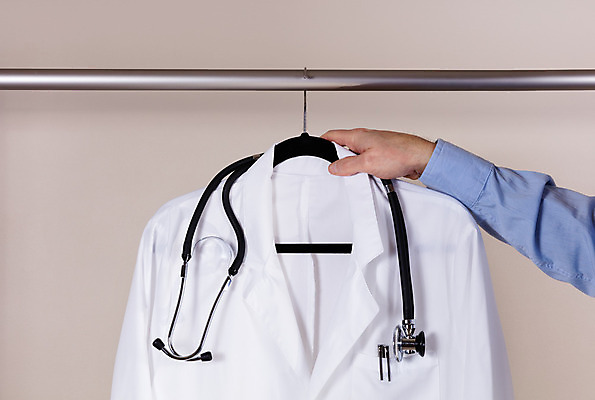 포토 JPG 해외이미지 직업 손 상의 유니폼 청진기 건강 사람없음 펜 재킷 장비 의사 코트 흰색 주머니 상담 해외202004 해외포토 옷 컬러 의료기기 신체부위 필기구 외투 의료진 파일형식 이미지허브