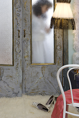 포토 JPG 해외이미지 디자인 실루엣 신발 의자 목걸이 유리 털 실내 한명 내부 장식 문 카펫 방 램프 디자이너 향수 해외202004 해외포토 직업 1 가구 장신구 재질 조명 촬영기법 사람 화장품 파일형식 이미지허브