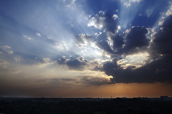포토 JPG 해외이미지 구름 백그라운드 자연 하늘 풍경 사람없음 야외 파란색 빛 햇빛 태양 맑음 황혼 일몰 새벽 광선 분위기 저녁 질감 드라마 천국 설정 빛망울 내추럴 강렬 현상 효과 해외202004 해외포토 자연요소 컬러 컨셉 날씨 노을 야간 생태계 파일형식 이미지허브