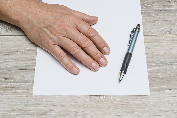 포토 JPG 해외이미지 직업 손 디자인 교육 남자 종이 백그라운드 컨셉 비즈니스 손가락 탁자 노동자 사람 사람없음 목재 사무실 연필 펜 우주 쪽지 공책 공백 흰색 잡기 업무 비즈니스맨 메시지 편지 작가 책상 계약 사인 서식 문서 페이지 시트 서명 패드 고립 해외202004 해외포토 나무 컬러 가구 재료 모션 문구용품 학용품 신체부위 필기구 작업 직장인 파일형식 이미지허브