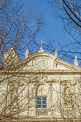 포토 JPG 해외이미지 외관 백그라운드 겨울 건축양식 아파트 사람없음 건물 파란색 이탈리아 흰색 나뭇가지 로마 각도 바로크 옛날 스타일 해외202004 해외포토 나무 건축물 계절 건축 유럽 컬러 주택 파일형식 이미지허브