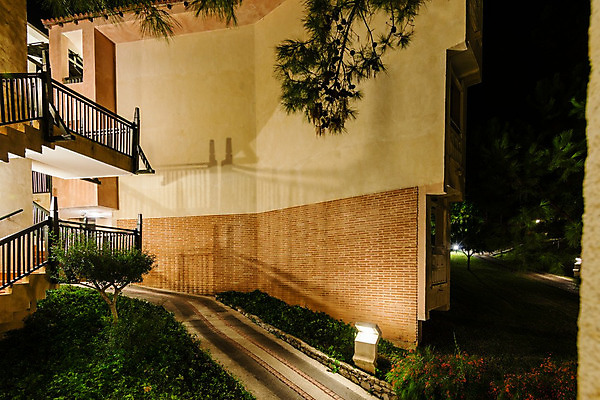 포토 JPG 해외이미지 라이프스타일 디자인 외관 건축양식 창문 가족 호텔 휴식 주택 그림자 사람없음 야외 건물 목재 장식 초록색 여름 빛 평화 정원 침묵 방 바위 재산 고급 야간 디자이너 조경 리빙 진짜 해외202004 해외포토 자연요소 나무 직업 건축물 계절 건축 컬러 컨셉 재료 관계 숙소 생활 금융 소리 돌_바위 파일형식 이미지허브