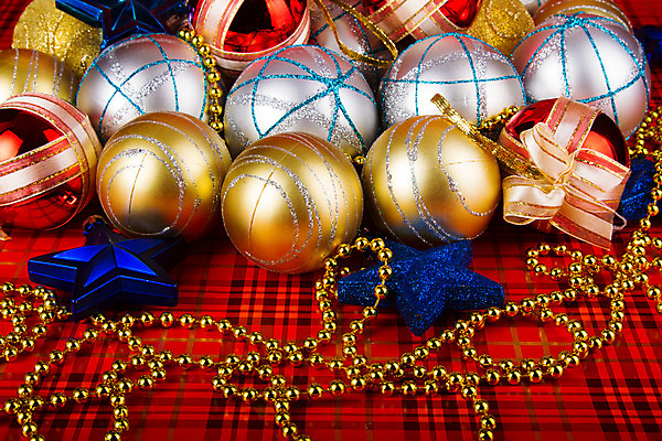 포토 JPG 해외이미지 전통 계절 크리스마스 겨울 휴가 매달리기 사람없음 장식 빨간색 파란색 빛 금속 회색 흰색 원형 화려 황금 은색 오브젝트 여의주 해외202004 해외포토 도형 기념일 컬러 컨셉 모션 재질 파일형식 이미지허브