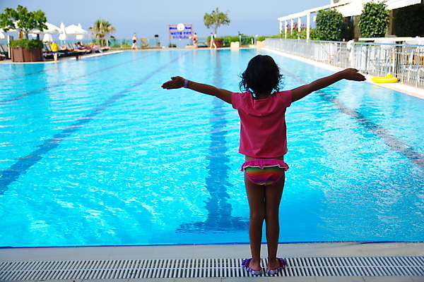 포토 JPG 해외이미지 수영복 행복 어린이 파도 여행 포즈 컨셉 신체 가족 호텔 휴가 휴식 사람없음 물 파란색 비키니 태양 여행객 수영 기쁨 자유 바 선탠 손목시계 팔 해외202004 해외포토 자연요소 옷 감정 바다 시계 컬러 장신구 관계 숙소 사람 신체부위 수상스포츠 파일형식 이미지허브
