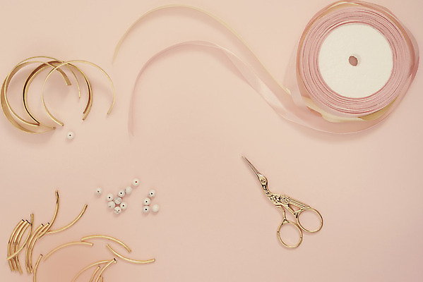 포토 JPG 해외이미지 라이프스타일 디자인 꽃 리본 줄 분홍색 백그라운드 컨셉 목걸이 탁자 휴가 문구용품 직장 선물 미술 사람없음 세트 우주 인사 신용카드 황금 플랫 정상 바느질 보석 책상 만들기 예술가 위치 튜브 DIY 짐싸기 파스텔톤 프리랜서 핸드메이드 목업 스타일 해외202004 해외포토 식물 직업 컬러 가구 회사 장신구 모션 문화예술 취미 생활 금융 예절 광석 오브젝트 파일형식 이미지허브