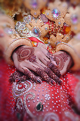 포토 JPG 해외이미지 전통 손 디자인 드레스 여자 종교 문화 결혼 손가락 결혼식 불꽃 관리 손바닥 사랑 미술 사람 동양인 사람없음 장식 컬러풀 갈색 노란색 유행 페인트 축하 아내 화려 의식 묘사 그림 쇼 해외202004 해외포토 옷 감정 컬러 컨셉 불 문화예술 인종 이벤트 신체부위 파일형식 이미지허브