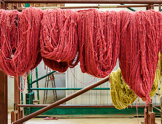 포토 JPG 해외이미지 손 산업 여행 백그라운드 비즈니스 공장 건조 직장 매달리기 사람 사람없음 빨간색 노란색 카펫 직물 제조 상업 네팔 염색 양모 카트만두 해외202004 해외포토 아시아 컬러 회사 공업 모션 신체부위 파일형식 이미지허브