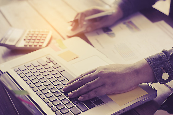 포토 JPG 해외이미지 직업 손 컨셉 비즈니스 통신 그래프 직장 사람 사람없음 금융 노트북 컴퓨터 사무실 펜 자료 거래 계산기 정보 공구 업무 비즈니스맨 시장 책상 분석 보고서 문서 투자 비전 이익 시트 회계 계좌 마케팅 프로젝트 해외202004 해외포토 남자 가구 회사 문구용품 신체부위 경제 전자제품 필기구 장비 도구 작업 직장인 파일형식 이미지허브