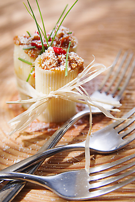 포토 JPG 해외이미지 리본 포크 실내 사람없음 이탈리아음식 묶기 나무배경 해외202004 카넬로니 해외포토 식기 백그라운드 모션 파스타 서양음식 내부 파일형식 이미지허브