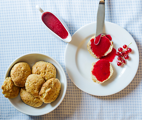 포토 JPG 해외이미지 그릇 접시 실내 사람없음 하이앵글 식탁보 담기 과일잼 레드커런트 스콘 잼나이프 해외202004 해외포토 식기 열매 빵 뷰포인트 모션 내부 나이프 잼 파일형식 이미지허브