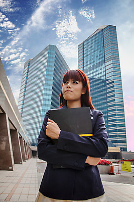 포토 JPG 해외이미지 백인 모델 직업 학생 라이프스타일 손 응시 여자 교육 행복 종이 얼굴 비즈니스 창문 성공 출입구 한명 미소 사람 정장 성인 야외 건물 금발 사무실 유행 문 검은색 공책 재킷 흰색 잡기 업무 비즈니스우먼 경영자 대학교 폴더 경영 해외202004 해외포토 서양인 1 헤어스타일 건축물 시선 옷 감정 컬러 컨셉 학교 모션 문구용품 표정 생활 신체부위 외투 작업 직장인 리더 파일 파일형식 이미지허브