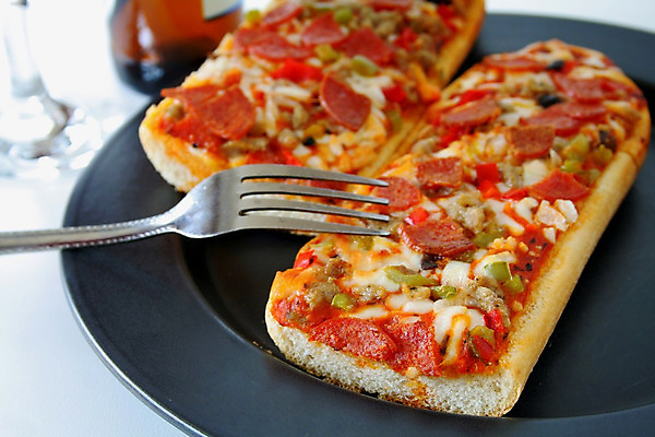 포토 JPG 해외이미지 접시 음식 빵 포크 피망 치즈 피자 육류 사람없음 초록색 식사 저녁식사 기구 신선 최고 뜨거움 황금 고급 맛 점심식사 페퍼로니 해외202004 해외포토 식기 컬러 컨셉 채소 식재료 유제품 패스트푸드 서양음식 소시지 파일형식 이미지허브