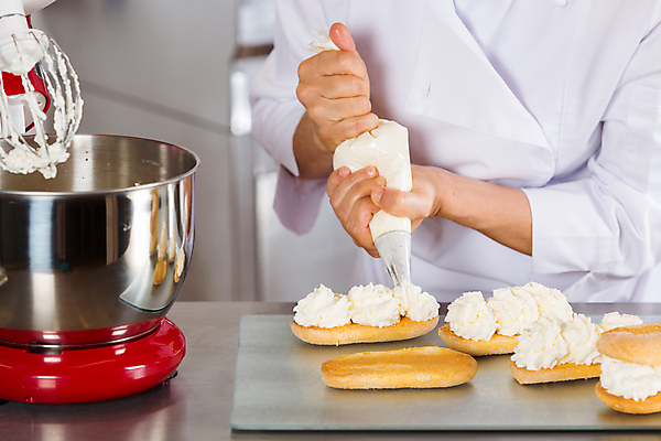 포토 JPG 해외이미지 직업 접시 손 여자 유니폼 디저트 요리 한명 장식 과자 케이크 주방 요리사 고명 달콤 맛 냄비 믹서 크림 국자 준비 만들기 주걱 제빵사 페스츄리 해외202004 해외포토 1 식기 옷 음식 빵 컨셉 모션 주방용품 사람 신체부위 솥 파일형식 이미지허브