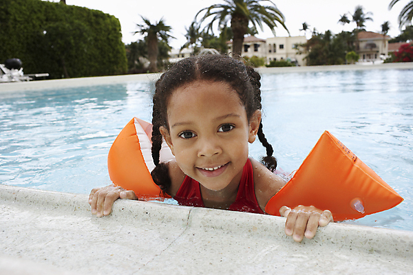 포토 JPG 해외이미지 주간 응시 여자 수영복 여유 어린이 수영장 한명 상반신 야외 앞모습 여름휴가 바캉스 암튜브 소녀한명만 해외202004 해외포토 자연요소 1 시선 옷 감정 뷰포인트 휴가 사람 튜브 여자한명만 소녀만 파일형식 여름_계절 이미지허브