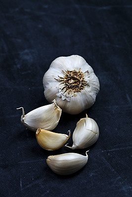 포토 JPG 해외이미지 식물 음식 백그라운드 채소 재료 전구 자연 건강 마늘 사람없음 검은색 식사 칠판 수확 흰색 신선 양념 그룹 맛 허브 향신료 오브젝트 유기농 매움 날것 향료 향 내추럴 숙성 해외202004 해외포토 웰빙 컬러 컨셉 농업 생태계 향기 냄새 향미료 파일형식 이미지허브