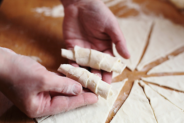 포토 JPG 해외이미지 손 여자 음식 빵 탁자 피자 관리 요리 사람없음 목재 주방 요리사 빵집 굽기 준비 날것 반죽 만들기 밀가루 밀가루반죽 제빵사 페스츄리 핸드메이드 해외202004 해외포토 나무 직업 가구 재료 모션 패스트푸드 서양음식 사람 신체부위 상점 가루 구이 파일형식 이미지허브