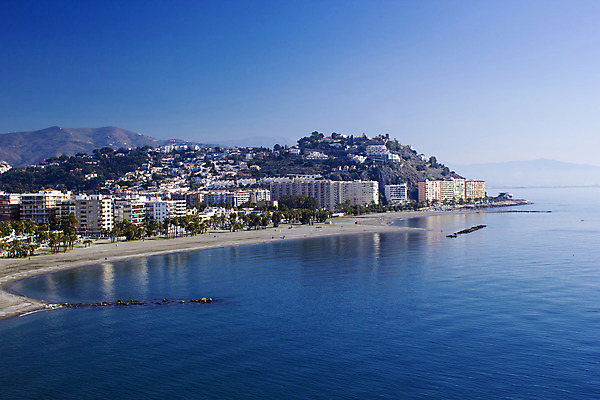 포토 JPG 해외이미지 유럽 바다 여행 하늘 휴가 안테나 파노라마 사람없음 파란색 도시풍경 여행객 도시 스페인 지중해 타운 남쪽 그라나다 안달루시아 카피스페이스 해외202004 해외포토 나라 컬러 통신 촬영기법 사람 풍경 공백 방향 파일형식 이미지허브