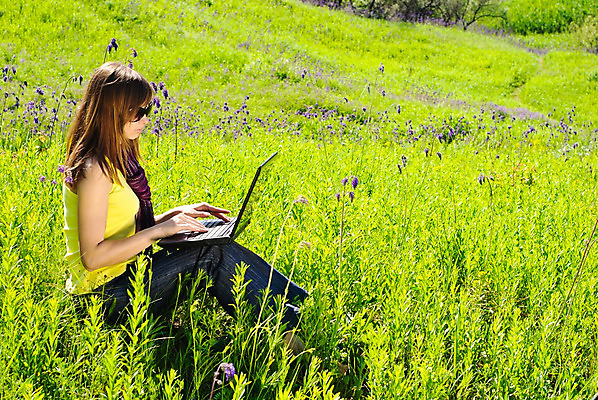 포토 JPG 해외이미지 백인 학생 라이프스타일 공원 여자 교육 행복 밭 인터넷 비즈니스 통신 자연 모바일 한명 사람 야외 초록색 노트북 컴퓨터 선글라스 공책 봄 기쁨 연결 무선전화기 해외202004 해외포토 서양인 1 계절 공공시설 감정 안경 컬러 농업 문구용품 생활 전자제품 전화기 생태계 파일형식 이미지허브