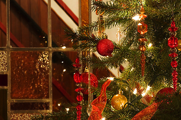 포토 JPG 해외이미지 나무 전통 디자인 계절 백그라운드 크리스마스 겨울 패턴 공 창문 유리 휴가 전등 조명 주택 기념 실내 따뜻함 사람없음 내부 장식 빨간색 초록색 컬러풀 크리스마스트리 축제 방 장식볼 축하 소나무 얼룩 투명 황금 12월 연도 노엘 해외202004 해외포토 식물 기념일 컬러 컨셉 무늬 재질 건물 날짜 파일형식 이미지허브