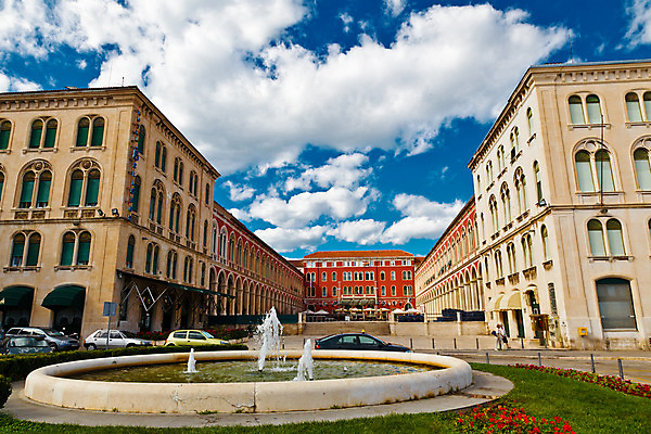 포토 JPG 해외이미지 구름 유럽 바다 여행 오렌지 건축양식 휴가 거리 사람없음 빨간색 초록색 물 파란색 도시풍경 컬러풀 태양 갈색 노란색 맑음 궁전 흰색 도시 센터 중세 건축가 지중해 메인 분수 무역 아치 정사각형 타운 크로아티아 다리찢기 강화 공화국 발칸반도 옛날 해외202004 해외포토 자연요소 도형 직업 건축 나라 산업 컬러 고건축 과일 모션 날씨 풍경 역사 파일형식 이미지허브