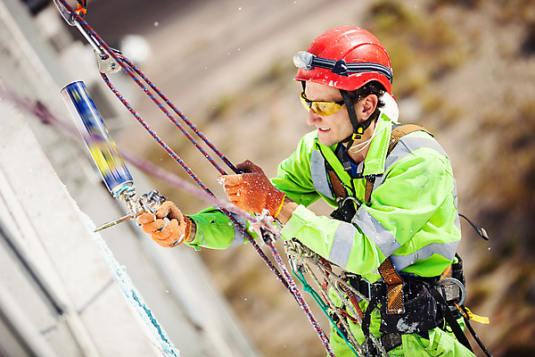 포토 JPG 해외이미지 직업 1 외관 남자 산업 밧줄 비즈니스 노동자 주택 매달리기 작업복 한명 야외 건물 등산 거품 장비 기구 공구 도시 업무 작업 뜨거움 헬멧 오르기 고정 건축업자 산악가 해외202004 해외포토 건축물 옷 건축 줄 모션 사람 트래킹 도구 보호장비 파일형식 이미지허브