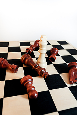 포토 JPG 해외이미지 조각 컨셉 비즈니스 성공 사람없음 검은색 힘 경쟁 자유 게임 우승 자신감 체스 계획 군중 대표 왕 싸움 체스판 개성 전략 골 승자 지능 특별함 필승 혼자 힘찬 해외202004 해외포토 감정 컬러 모션 놀이 사람 최고 파일형식 이미지허브