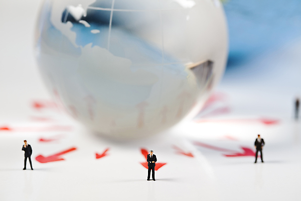 포토 JPG 해외이미지 화살표 실내 사람없음 아웃포커스 금융 지구본 글로벌비즈니스 비즈니스맨 흰배경 금융비즈니스 인물미니어처 해외202004 해외포토 남자 백그라운드 비즈니스 촬영기법 내부 경제 글로벌 미니어처 흰색 직장인 파일형식 이미지허브