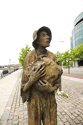 포토 JPG 해외이미지 유럽 조각 거리 미술 사람없음 조각상 도시 가난 아일랜드 기념물 더블린 해외202004 해외포토 나라 컨셉 문화예술 조형물 파일형식 이미지허브