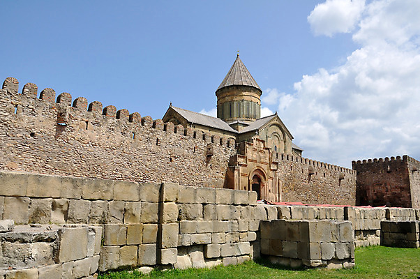 포토 JPG 해외이미지 구름 하늘 사람없음 초록색 파란색 회색 바위 성 조지아 해외202004 해외포토 자연요소 건축물 컬러 돌_바위 동유럽 파일형식 이미지허브