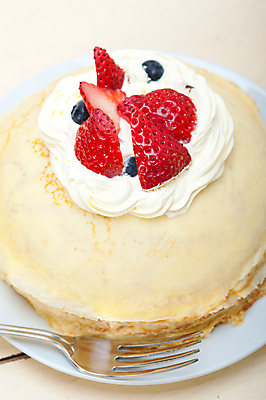 포토 JPG 해외이미지 접시 포크 딸기 사람없음 케이크 달콤 생크림 블루베리 나무탁자 크레이프 해외202004 해외포토 식기 과일 탁자 디저트 맛 크림 파일형식 이미지허브